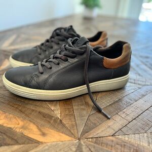 ECCO Size 9 Mens Sneakers in premium midnight blue leather with brown hints.